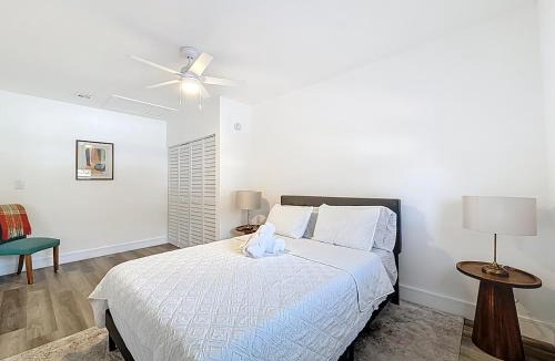 North Lauderdale House | 3BR Lake Front Getaway