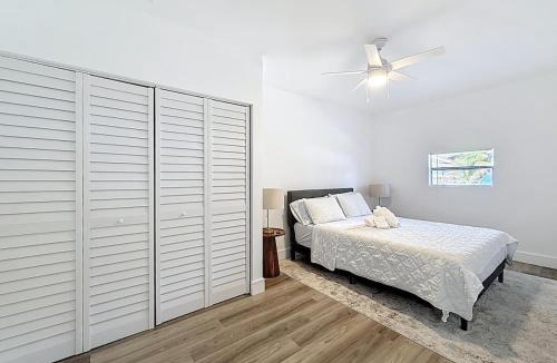 North Lauderdale House | 3BR Lake Front Getaway
