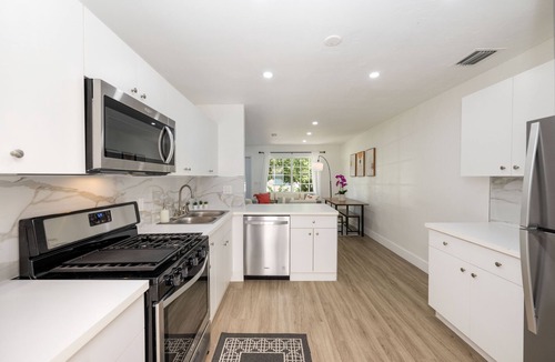 Hialeah House | 3BR Smart home, close to airport, Fast WiFi, Free private parking, Patio & Grill