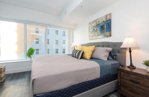 Historic Core Apartment | 3BR spacious Urban High-Rise Apt w Pool and Views