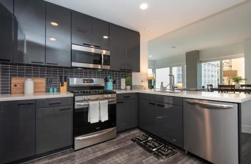 Historic Core Apartment | 3BR spacious Urban High-Rise Apt w Pool and Views