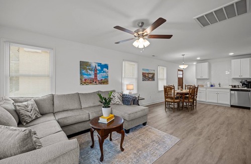 Salisbury House | 3BR Walkable Downtown Retreat ~ King Bed + Porch