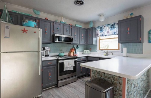 Kill Devil Hills Cottage | 3min Walk to Beach! Hot tub, Yard & Near Shops