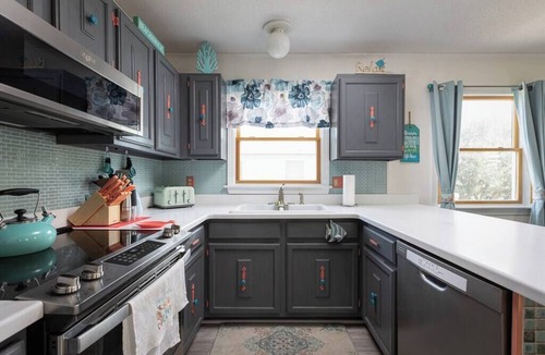 Kill Devil Hills Cottage | 3min Walk to Beach! Hot tub, Yard & Near Shops