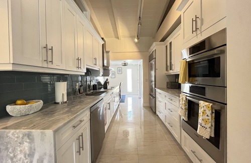 Birch Park Finger Streets House | 4 Bed 3.5 Bath Mediterranean Beach Villa <1 Min WALK From Beach