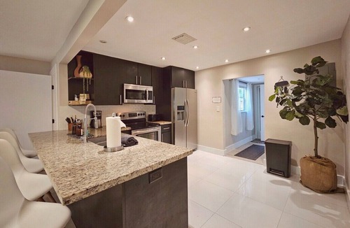 River Oaks House | 4 bedroom, 2 bath, king bed, near FTL marine center & Port Everglades