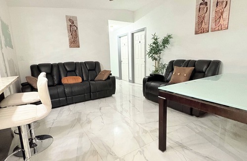 Margate House | 4-Bedroom Retreat: Near CHASE Stadium! Minutes away from the beach!