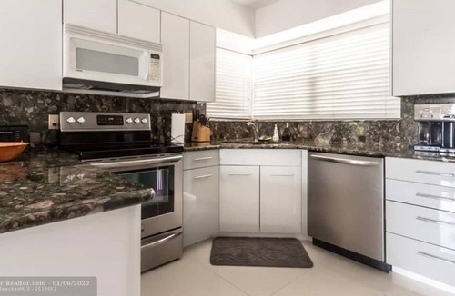 Harbor Beach Apartment | 4 Bedroom Single family 233270 by Houzlet