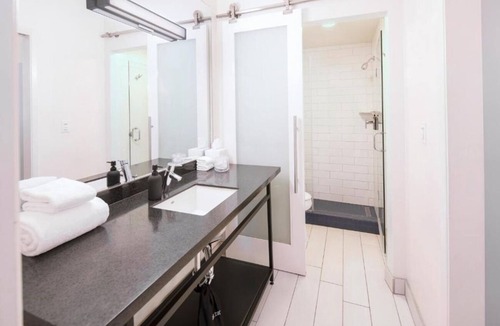 Venice Hotel | 4 Prime Beachfront Room: Culture + Comfort Near Boardwalk | Breakfast is FREE!