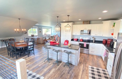 Kalispell House | 4 Seasons Flathead Getaway - Hot Tub & Sauna!
