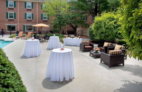 Woburn House | 4 Spacious Units! FREE Parking, Pets Allowed, Close to Burlington Mall!