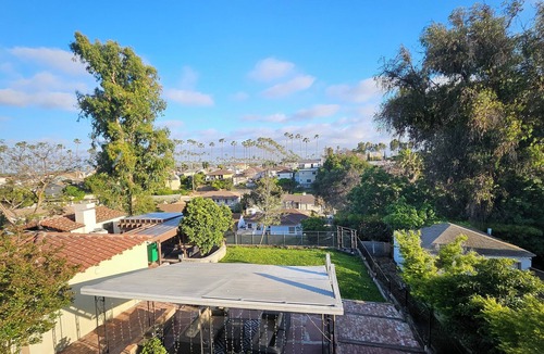View Park-Windsor Hills House | 420 Friendly! 3bd with View! Game Room Gym w/Sauna Centrally Located! BIG FUN!