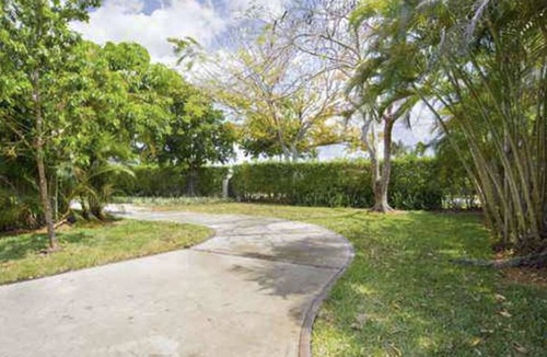 Ludlam House | 4BR 3BA Home on half acre and excellent location close to all amenities