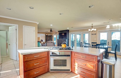 Gilbert House | 4BR - 4BA - 15ft Outdoor Bar - Kayaks & SUPs Included