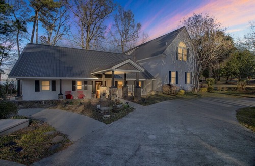 Gilbert House | 4BR - 4BA - 15ft Outdoor Bar - Kayaks & SUPs Included