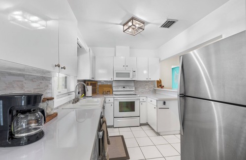 Birch Park Finger Streets House | 4BR Fort Lauderdale Home – 2-Min Walk to Beach/Pool/Parking/Sleeps 10
