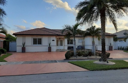 Miami Lakes House | 4BR Luxury Pool Home in Miami Lakes - Fully Equipped for Long Stays