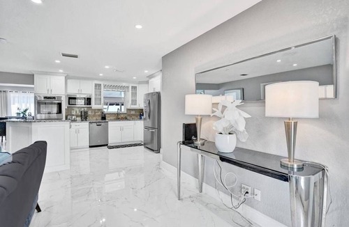 Deerfield Beach Villa | 4BR Modern HTD Pool Jacuzzi 1.5 Miles to the Beach