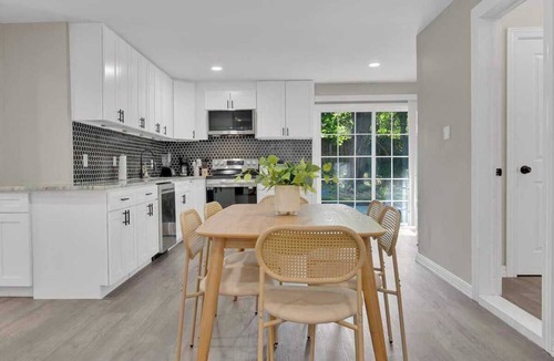 Newark House | 4BR Montrose Meadow Retreat｜Laundry Room｜Private Backyard｜High speed Wifi #42078