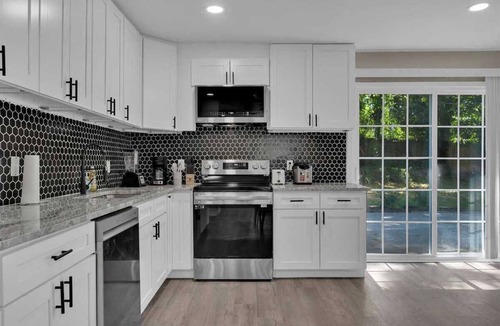 Newark House | 4BR Montrose Meadow Retreat｜Laundry Room｜Private Backyard｜High speed Wifi #42078