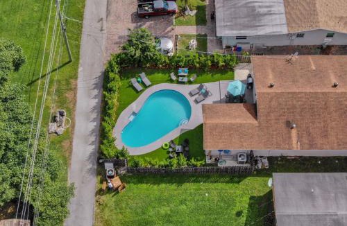 Dania Beach House | 4BR retreat w heated pool backyard BBQ grill
