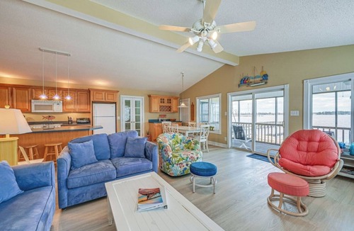 Chocowinity House | 4BR Riverfront House w/Private Boat Dock