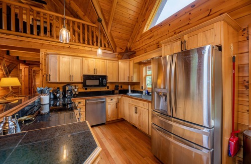 Mace House | 4BR ski lodge near Snowshoe with hot tub & views