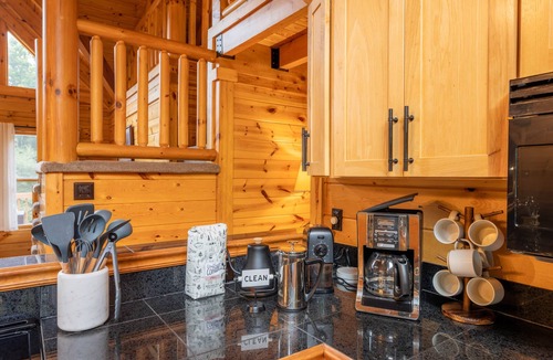 Mace House | 4BR ski lodge near Snowshoe with hot tub & views
