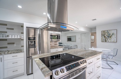Hollywood Lakes House | 5/4-Heated Pool-Tiki Hut w/BBQ-Boardwalk-Beach 1M