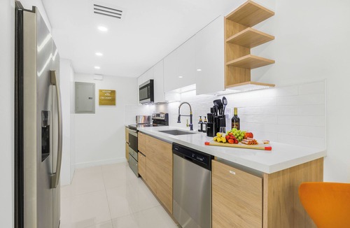 Coral Way House | 5 BEDS, 3br Stylish Home, 5 miles to Beach sleep 8