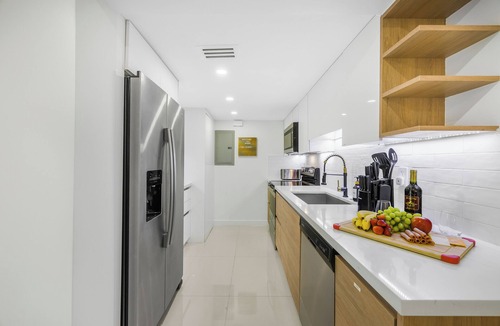 Coral Way House | 5 BEDS, 3br Stylish Home, 5 miles to Beach sleep 8