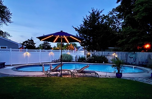 North Cape May House | 5 blocks to beach Sleeps 14, 3 Bath, Pool, Outdoor Shower 90/45 min to Philly/AC
