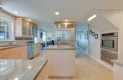 North Truro House | 5 Mi to Provincetown! Water-View Beach House