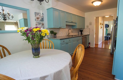 Corbin House | 5 Miles To Downtown. Quiet Neighborhood. Plentiful Free Parking. Many Amenities.