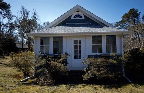 Brewster Cottage | 5 min to Breakwater Beach & Bike Trail