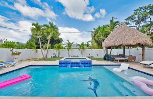 Boynton Beach House | 5 Mins to beach; 5BD, 4.5BA, Heated pool, Jacuzzi, Mini Golf, Tiki Huts.