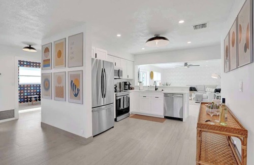 North Corals House | 5 mins to beach + Brand New Pool and Tiki Hut.