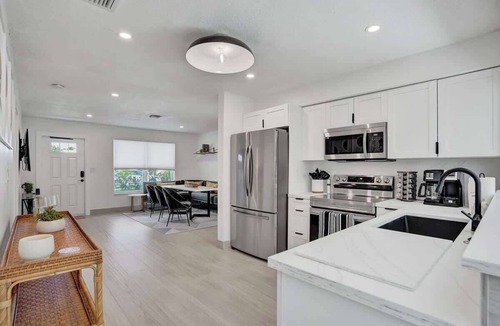 North Corals House | 5 mins to beach + Brand New Pool and Tiki Hut.