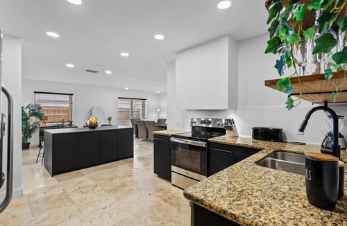 Royal Poinciana House | 5 Mins. to Beach~Huge Swim Spa~Big Backyard~