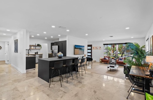 Royal Poinciana House | 5 Mins. to Beach~Huge Swim Spa~Big Backyard~
