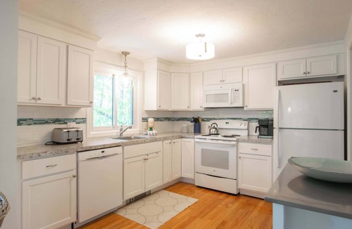 South Chatham House | 5-Mins to Forest Beach Dog Friendly!