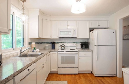 South Chatham House | 5-Mins to Forest Beach Dog Friendly!