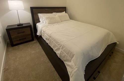 Jefferson Manor Apartment | 5 minutes from Airport! Family-sized rental