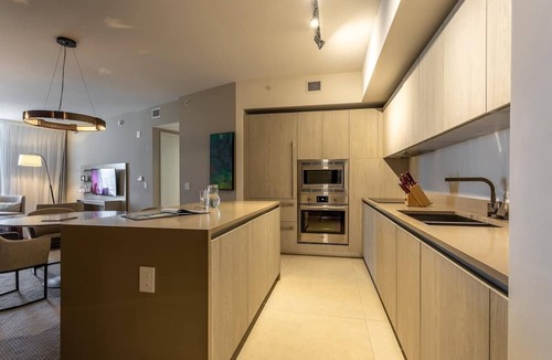 Hollywood South Central Beach Condo | 5 Stars LYFE , 25th floor 1bedroom on Beach with Ocean view
