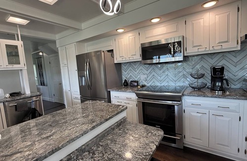 Stillwater House | 50% OFF SUMMER BY TRACK🏇TOWN🌃WATERFRONT 8 BEDS🏡HEATED POOL🏊‍♀️SAUNA🧖NEW DECK🌊 FISH🐟