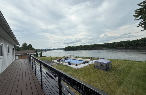 Stillwater House | 50% OFF SUMMER BY TRACK🏇TOWN🌃WATERFRONT 8 BEDS🏡HEATED POOL🏊‍♀️SAUNA🧖NEW DECK🌊 FISH🐟