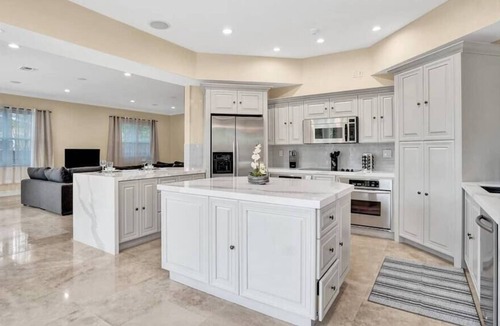 Hollywood Lakes House | 5600 SF Mansion. 5min to Beach/Gameroom/Pool