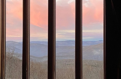 Edray Ski Chalet | 5BR Chalet at Snowshoe w/Hot Tub and On-Call Van