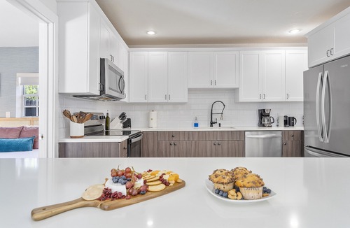 North Miami Beach Villa | 5BR Luxury Villa w/Heated Pool, Games, Fire Pit, Golf, Cabana, 10-mn from Beach