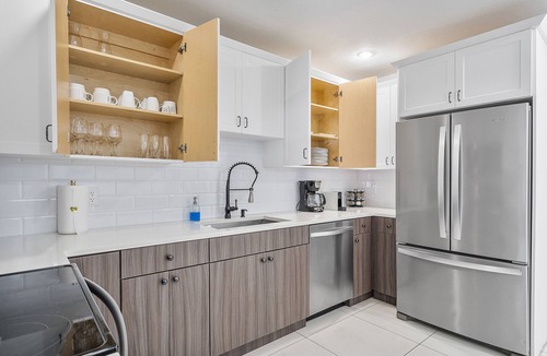 North Miami Beach Villa | 5BR Luxury Villa w/Heated Pool, Games, Fire Pit, Golf, Cabana, 10-mn from Beach